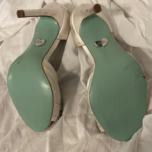 Blue by Betsey Johnson wedding satin heel 6.5 with jeweled bow GOWN - Picture 6 of 7